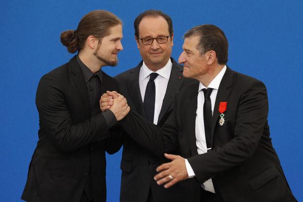 Michel Catalano (rechts) omarmt Lilian Lepère (links) in bijzijn van toenmalig Frans president François Hollande (midden), Dammartin-en-Goële, Frankrijk, 29 september 2016.