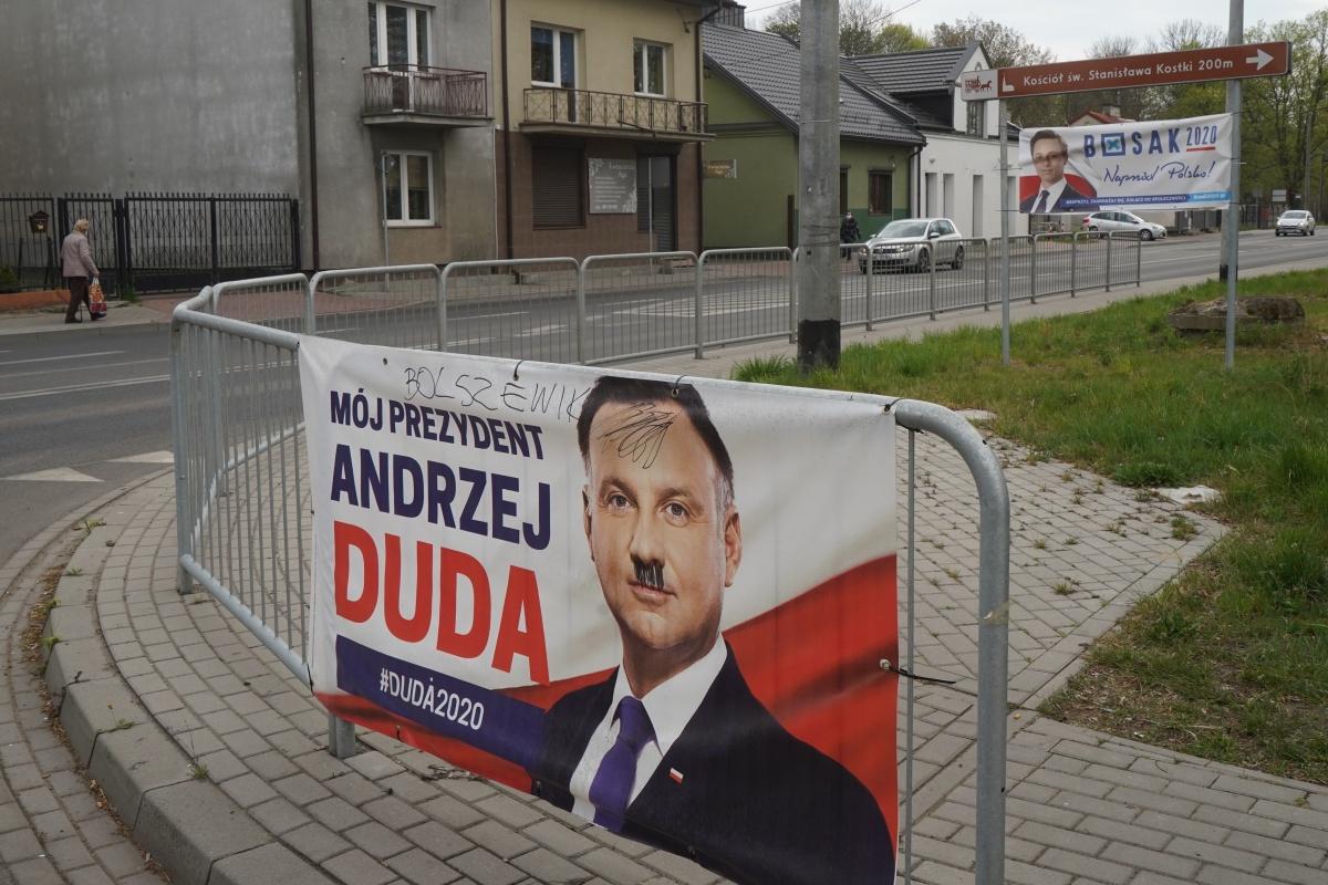 Een verkiezingsaffiche van de rechts-conservatieve Poolse president Andrzej Duda dichtbij hoofdstad Warschau, 29 april 2020