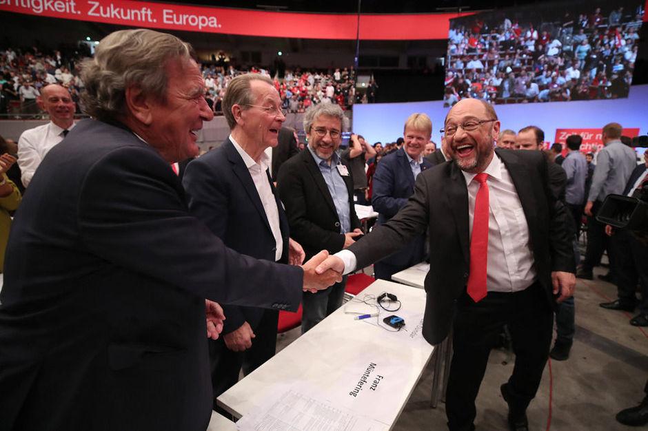 Gerhard Schröder en Martin Schulz tijdens de verkiezingscampagne van 2017.