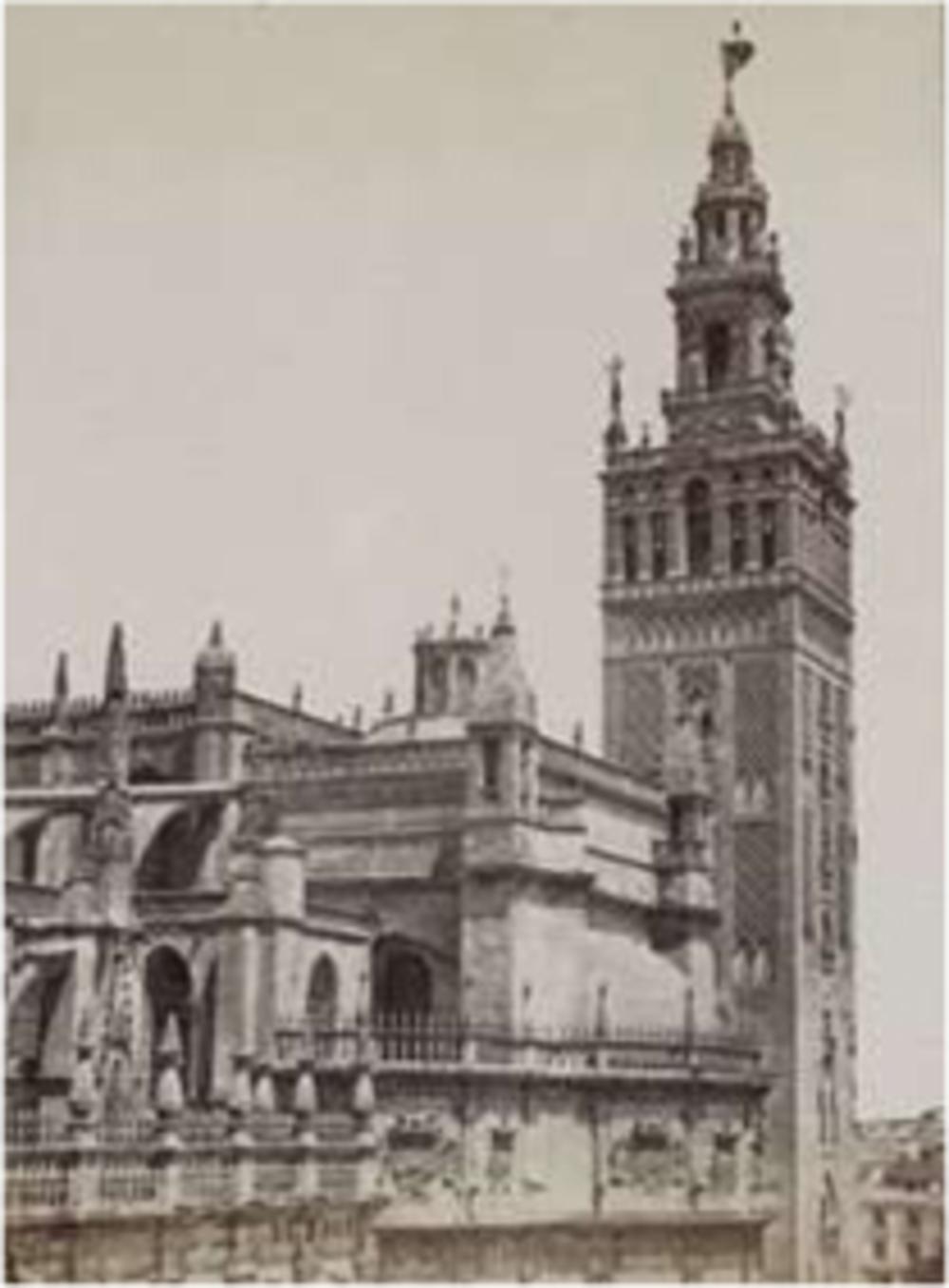 De kathedraal van Sevilla, foto eind 19de eeuw. Oorspronkelijk was de toren een minaret, met 76 meter de hoogste in de islamitische wereld. De muezzin moest vijfmaal daags naar boven voor zijn gebedsoproep, reden voor een verbouw waarmee hij op een ezelsrug naar de top kon. (Rijksmuseum Amsterdam)