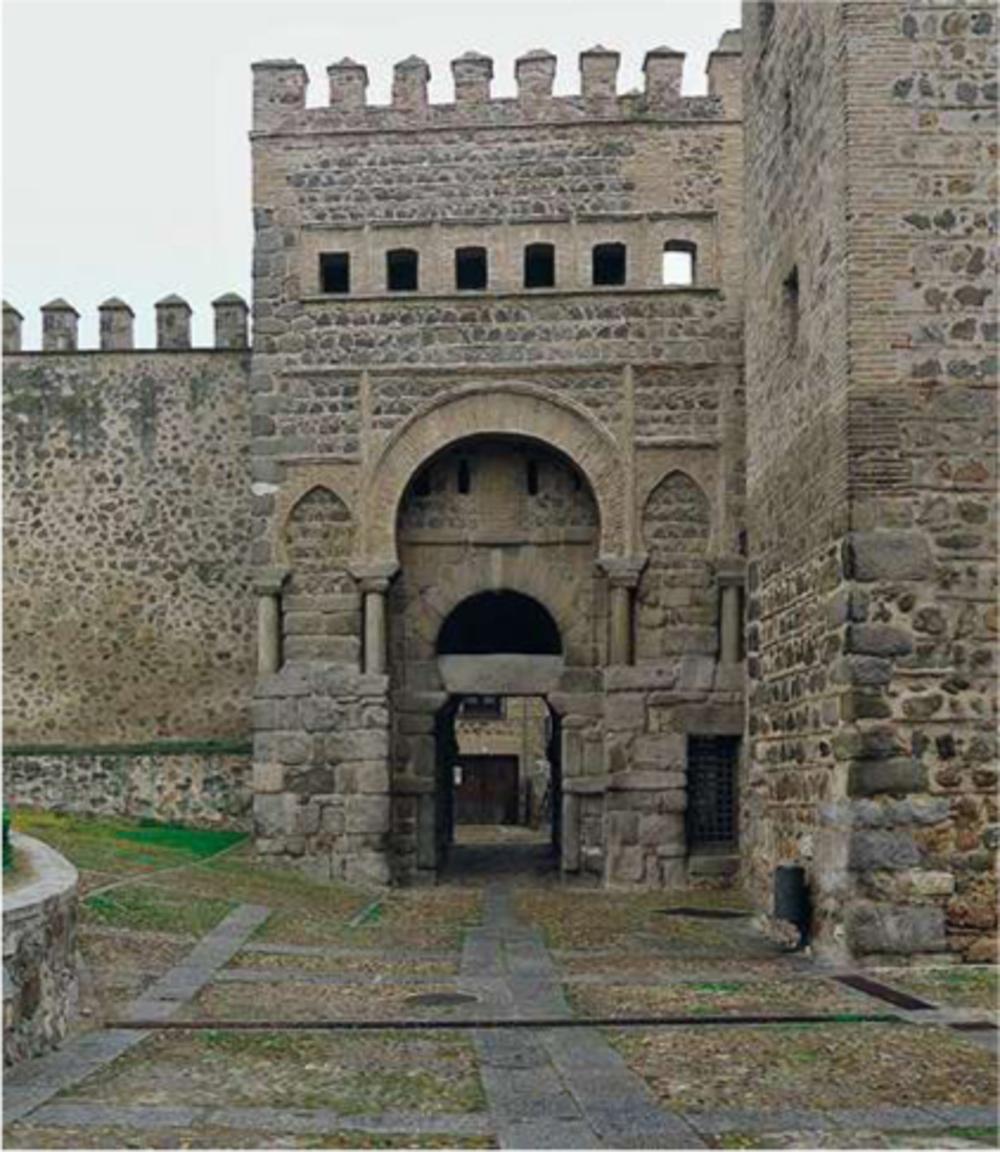 In het straatbeeld van Toledo is nog altijd de Moorse invloed herkenbaar, zoals in de Puerta Antiqua de Biasgra.
