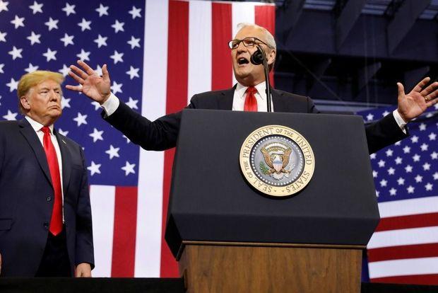 VS-president Donald Trump (links) tijdens een verkiezingsbijeenkomst voor zijn medestanders Kevin Cramer in North Dakota, 28 juni 2018. De gebroeders Koch zullen Cramers campagne niet steunen. 