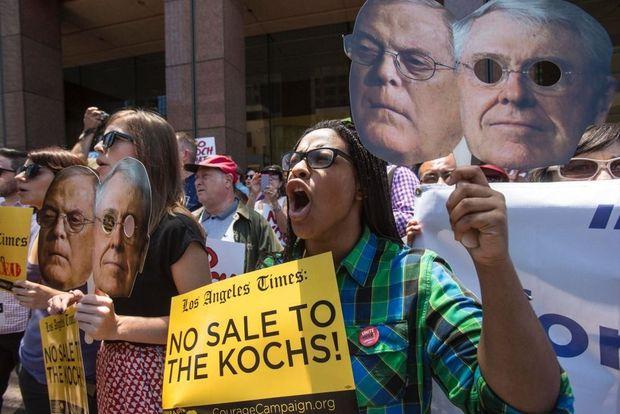 Protest tegen de mogelijke verkoop van de krant Los Angeles Times aan de gebroeders Koch, mei 2013 