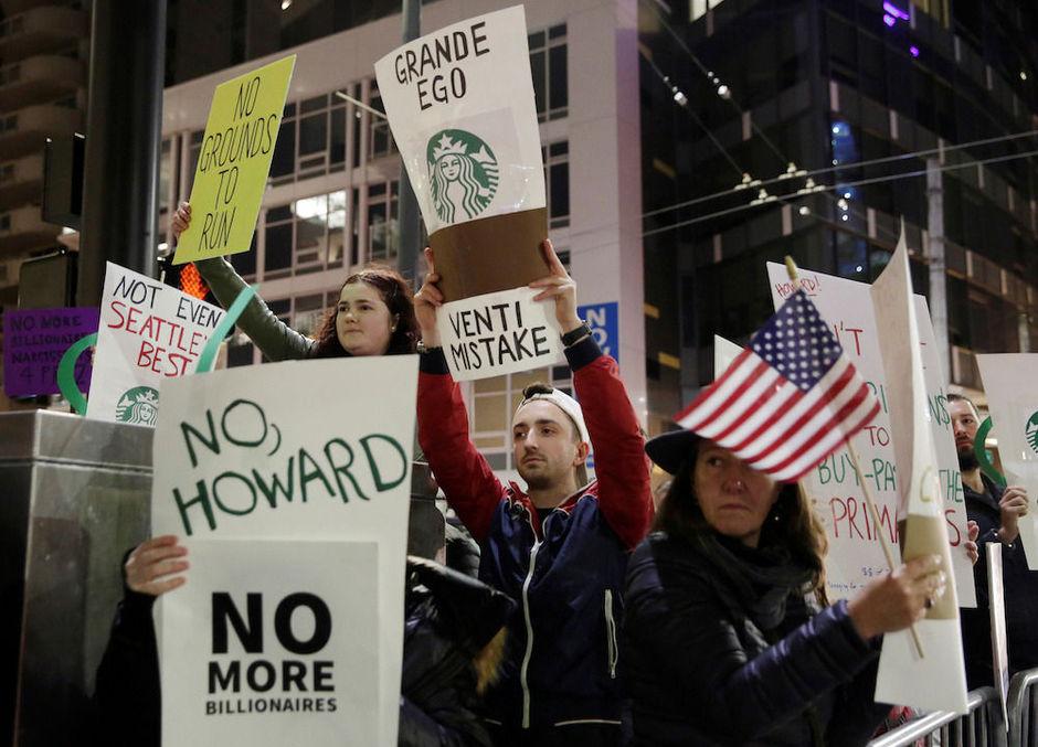 Buiten een filiaal van Starbucks in Seattle wordt gedemonstreerd tegen de kandidatuur van Howard Schultz, begin februari.