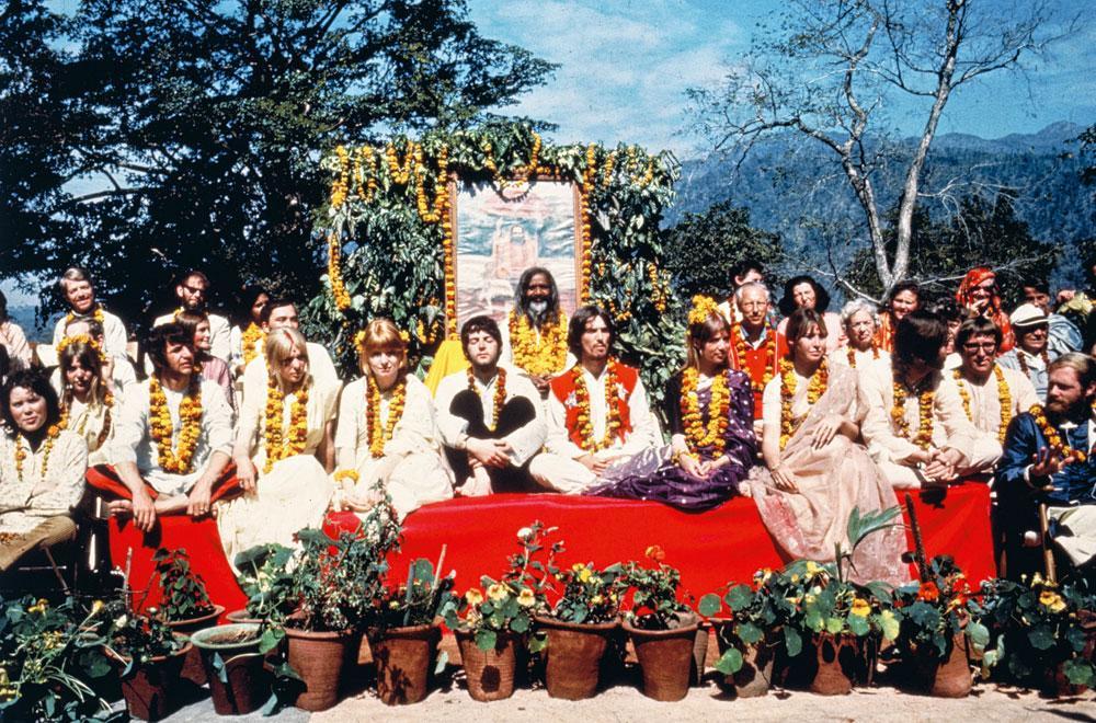 MET DE MAHARISHI Hun tijd in India ging The Beatles sneller dan verwacht vervelen.