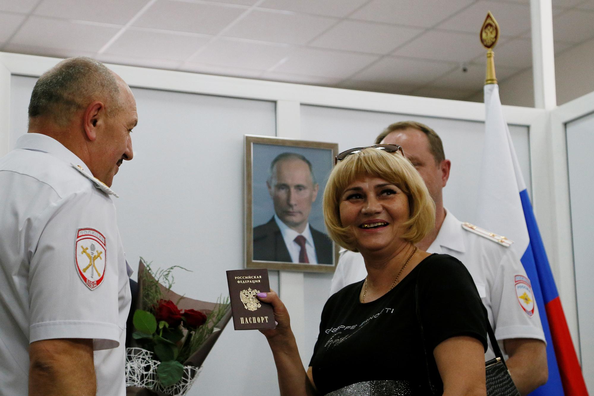 Een inwoner van de zelfverklaarde Volksrepubliek Donetsk ontvangt een Russisch paspoort op 14 juni 2019.