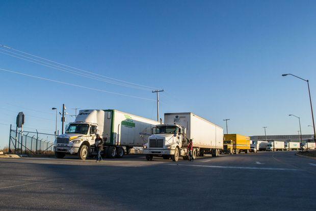 Vrachtwagens staan aan te schuiven in een industriepark in het Noord-Mexicaanse Ciudad Juarez om goederen naar de Verenigde Staten te exporteren 