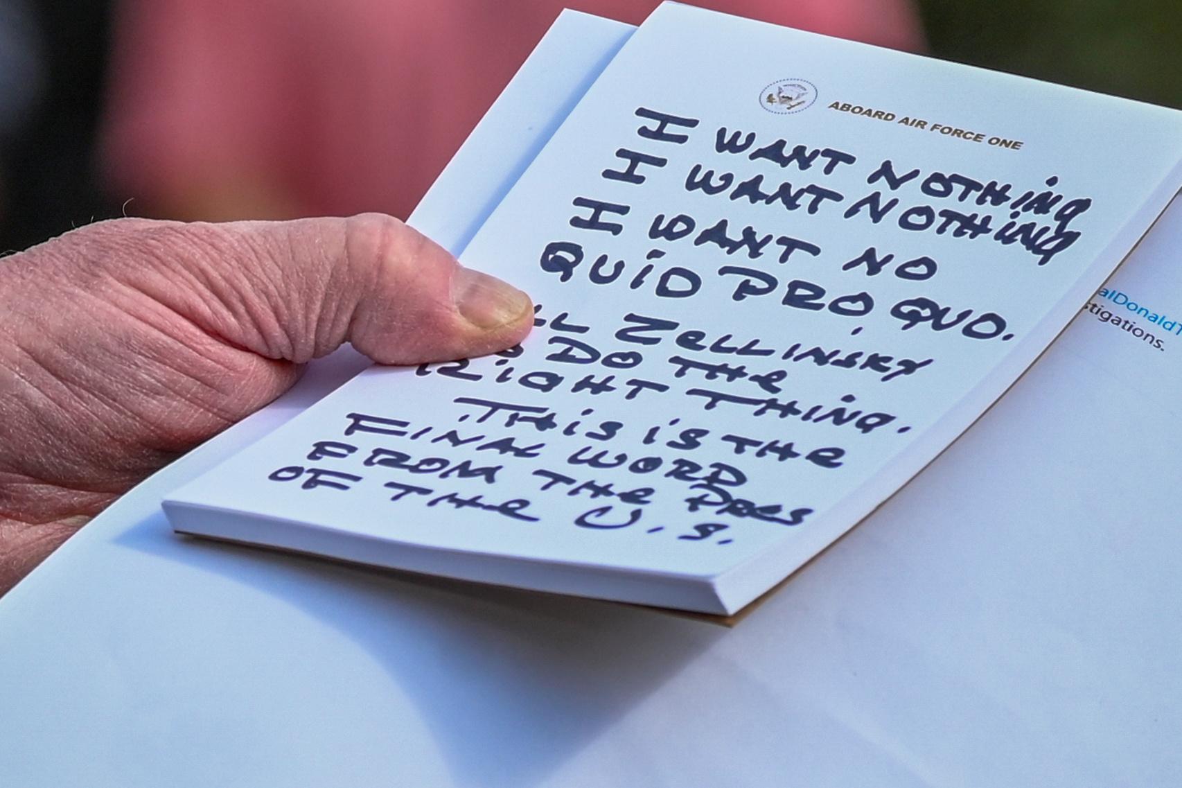 Het briefje van Trump, gefotografeerd tijdens een korte verklaring aan de pers.
