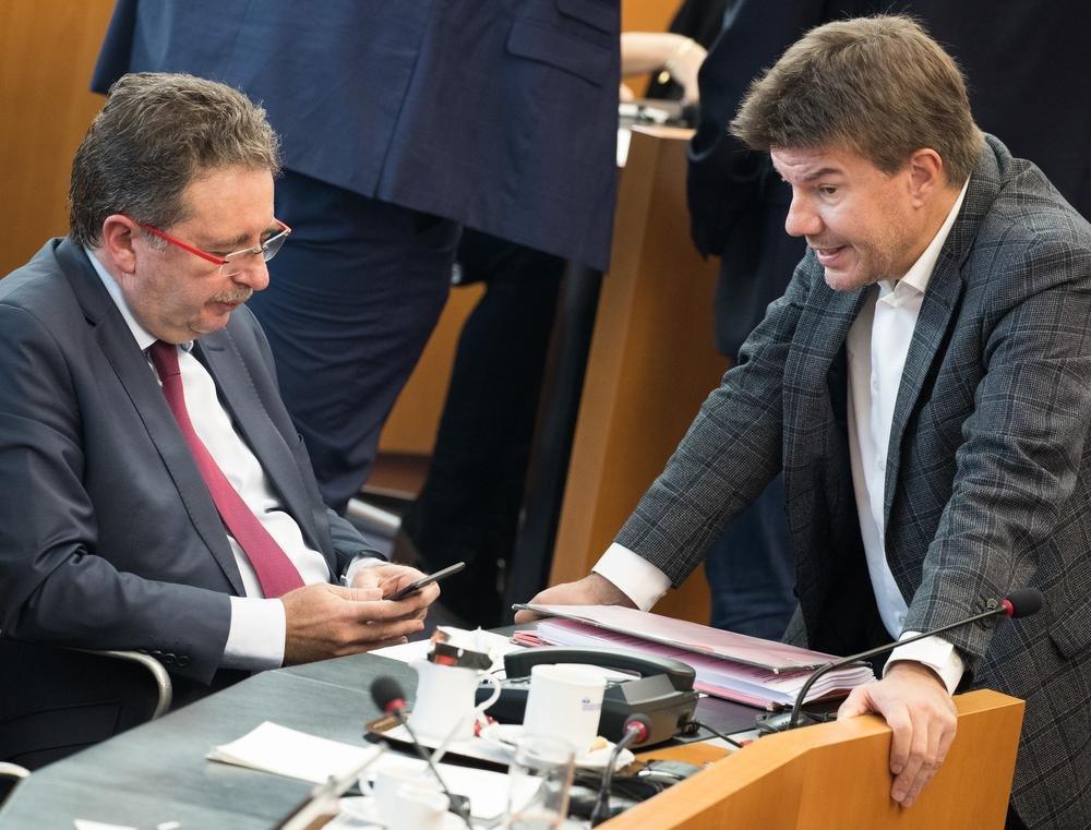 Minister-President Rudi Vervoort en de Brusselse minister van Begroting Sven Gatz (Open VLD).