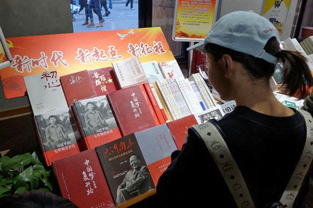 De politieke tafel van de boekhandel: boeken over de voorbeeldige jeugd van Xi Jinping, en een vrolijke Mao Zedong.