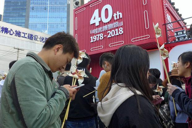 Bij een tentoonstelling (in containers) over veertig jaar hervormingen in China is er een grote toeloop.