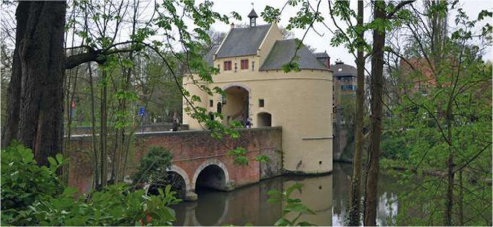 De Smedenpoort is een van de vier overgebleven stadspoorten van Brugge, geheel door water omringd.