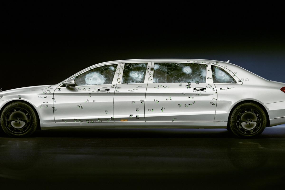De carrosserie en ramen van de Mercedes-Benz Guard-modellen zijn bestand tegen kogels uit een machinegeweer.