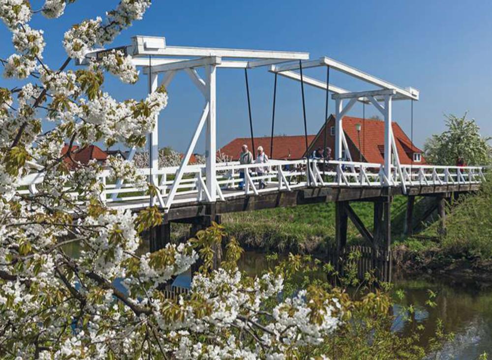 Ziet eruit als Nederland, is toch echt Nedersaksen -- die Hogendiekbrücke in het Alte Land.