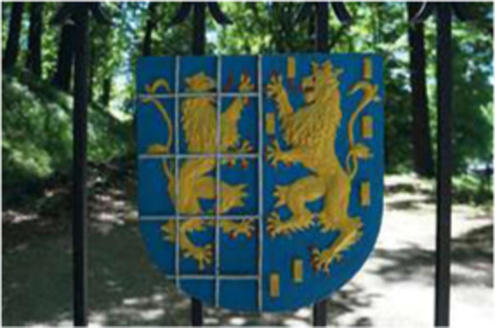 Marianne's wapenschild op het hek van het kasteelpaleis in Kamenz. (Foto Lex Veldhoen)