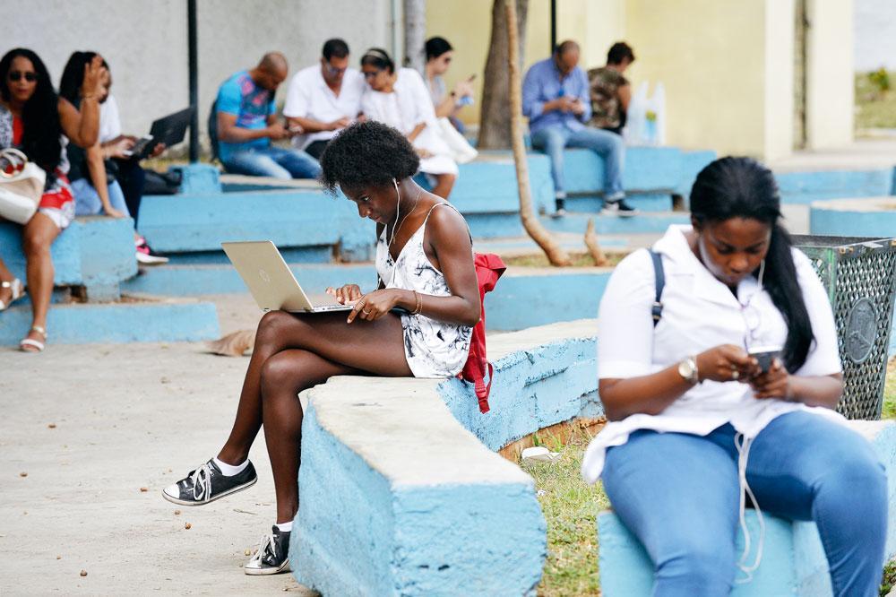 Sinds kort kunnen Cubanen een mobiel internetabonnement kopen. 'Creativiteit, innovatie en digitalisering kun je niet blijven tegenhouden.'