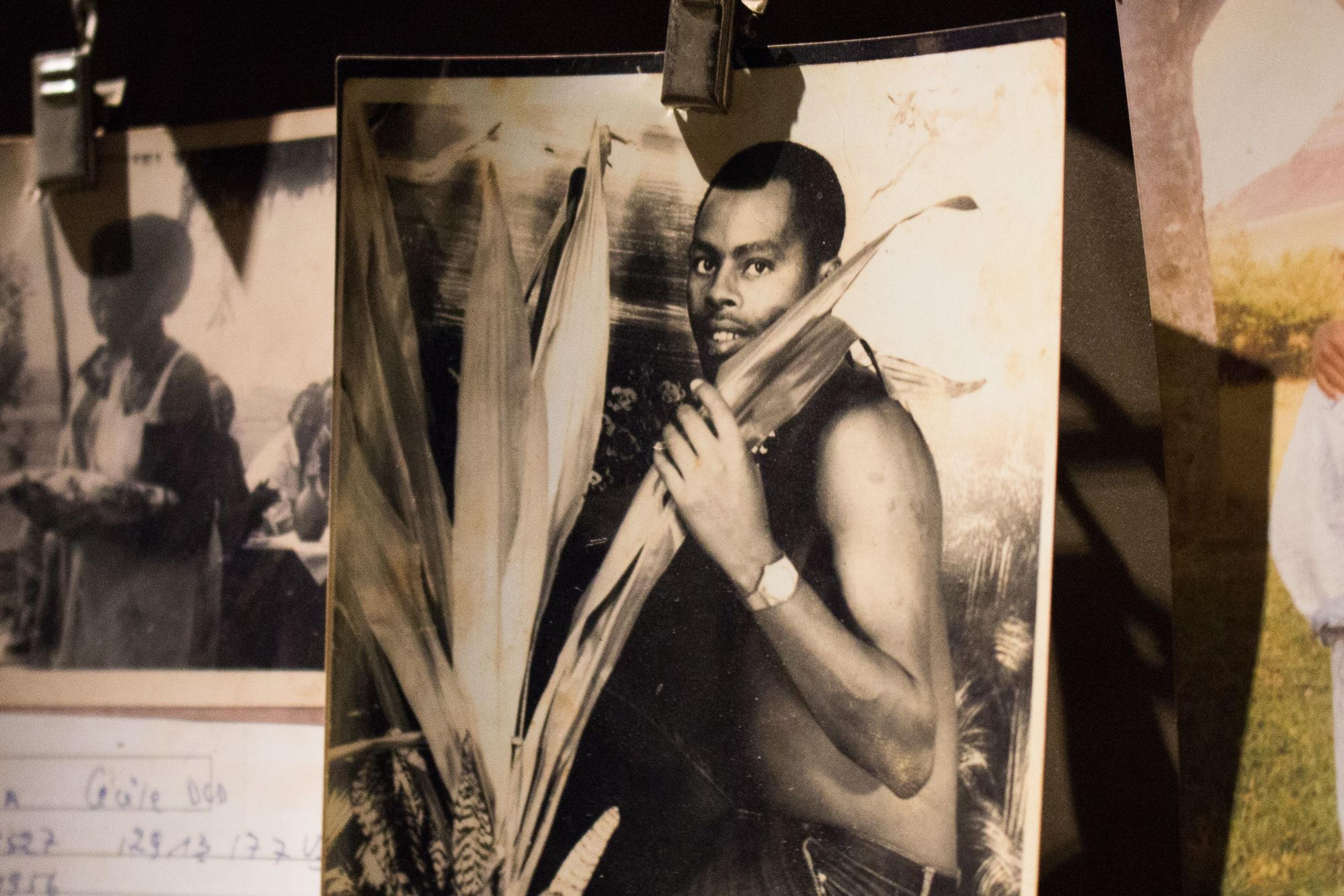 In het genocidemuseum in de hoofdstad Kigali hangen foto's van slachtoffers.