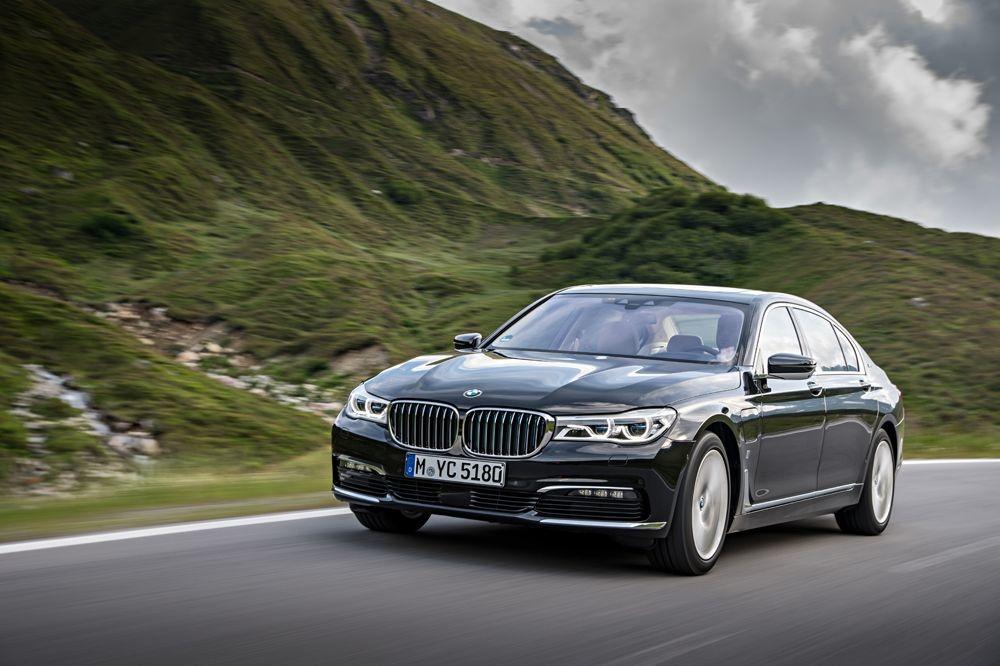 De BMW-verkoop in ons land ging fors achteruit, niettemin blijft BMW marktleider in het luxesegment.
