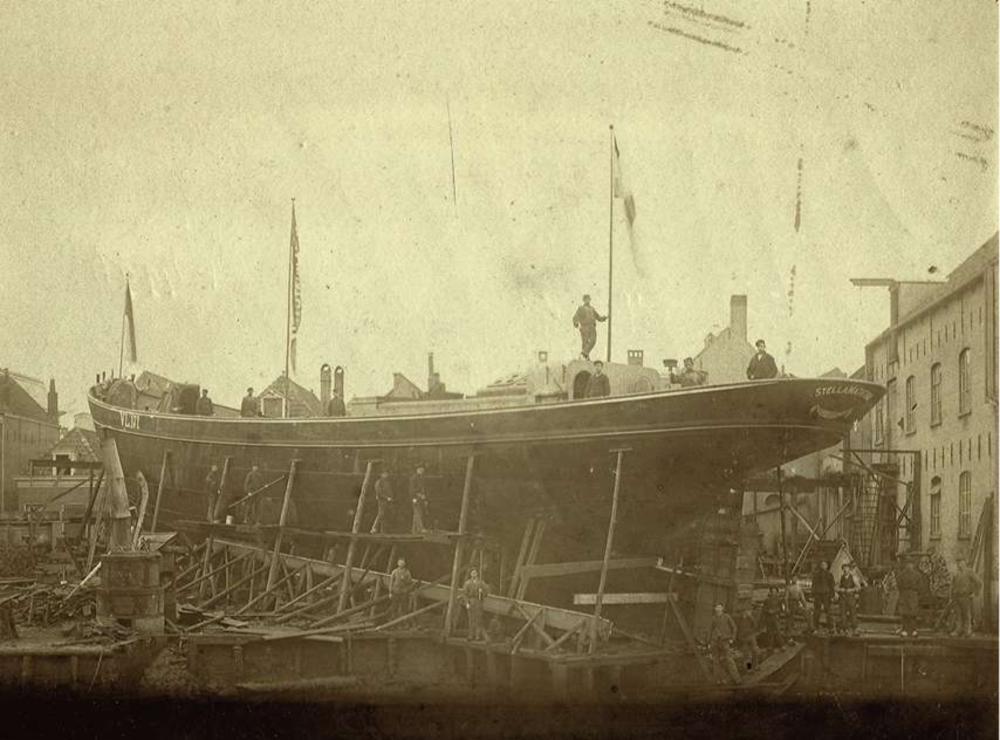 De Vlaardinger houten logger Stella Matutina in aanbouw bij scheepswerf I.S. Figee in Vlaardingen, 1902. (Museum Vlaardingen)