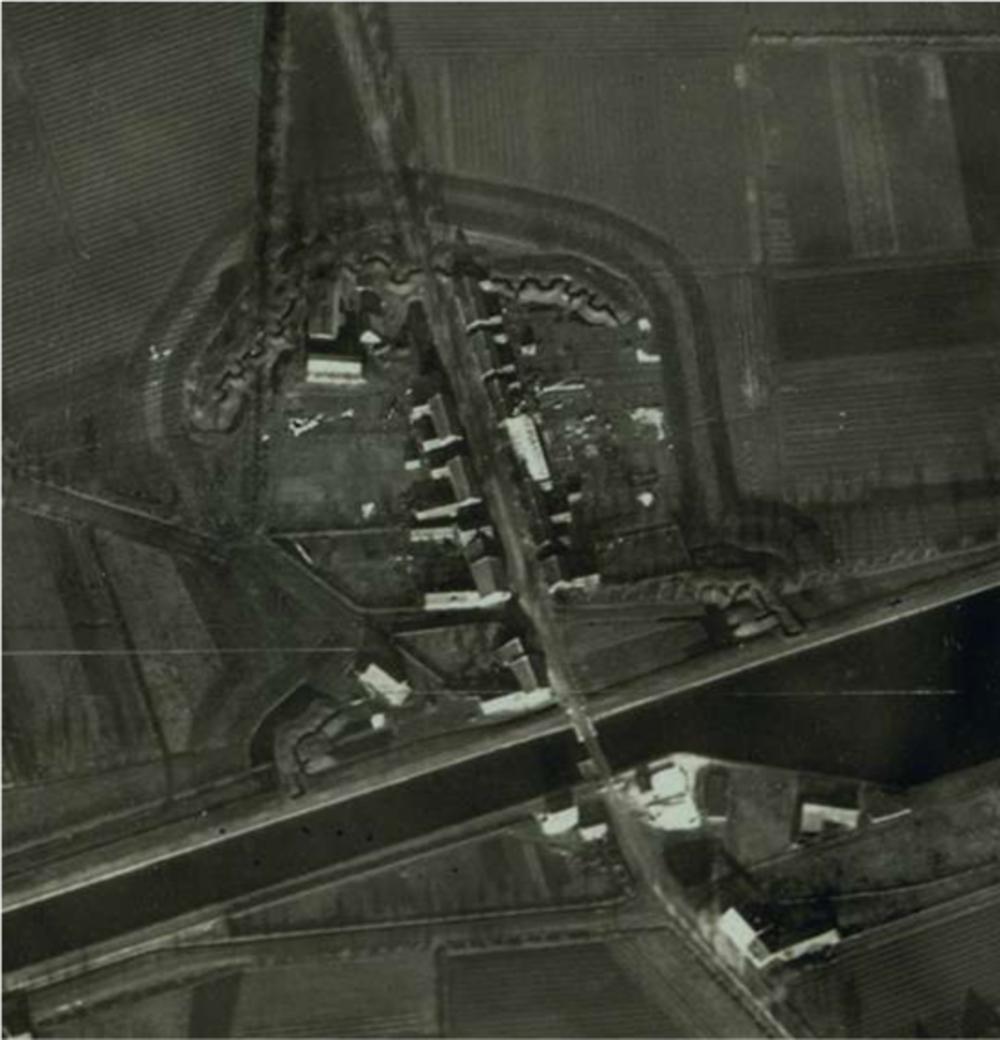 Luchtfoto van brug 10 te Sint-Lenaarts door luitenant Zimmermann. Bemerk de zigzaggende loopgraafstructuur. (Coll. Koninklijk Legermuseum Brussel)