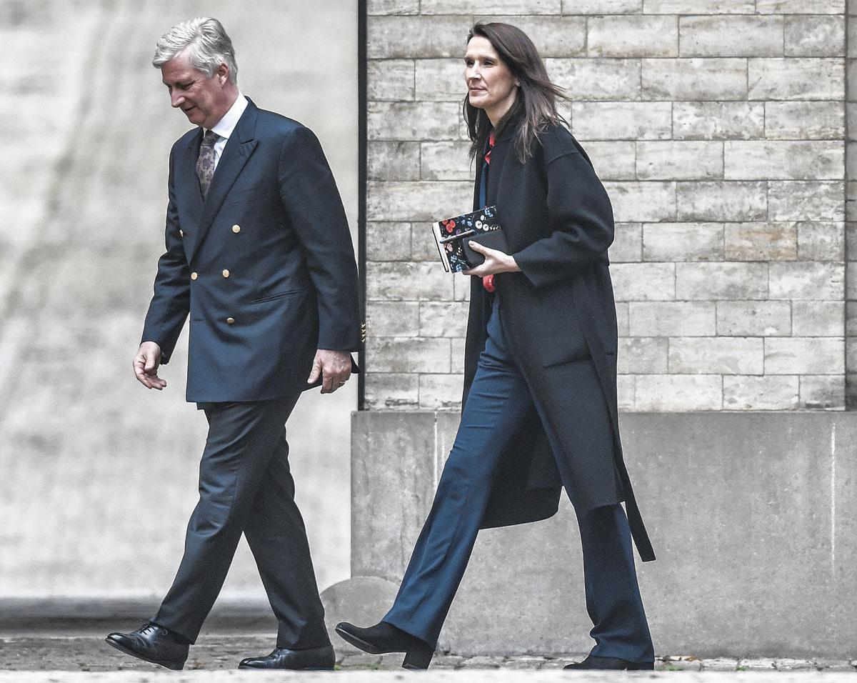 In volle storm begon de PS 'kapitein' Sophie Wilmès (hier met koning Filip) voluit te steunen.