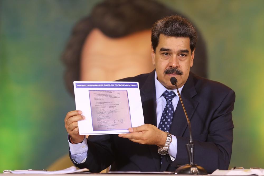 President Maduro toont belastend materiaal, een van de contracten in handen van de coupleider