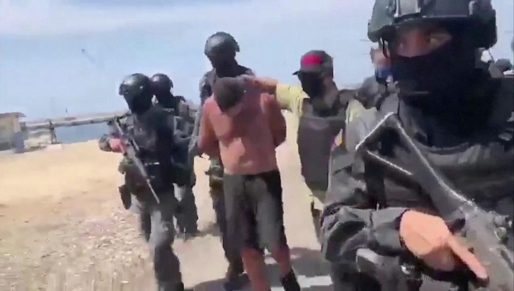 Het Venezolaans leger voert een gevangene af