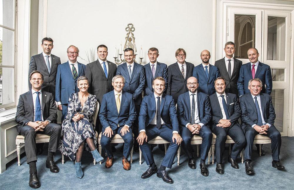 De leiders van Renew Europe 'Druk die foto af in zwart-wit en je waant je in de negentiende eeuw. De meeste mannen schaamden zich.'