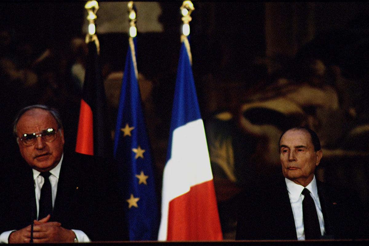 Helmut Kohl & François Mitterand in 1991 in Parijs
