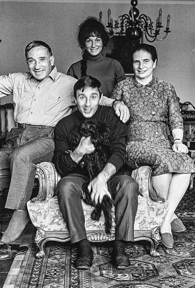 Met vader, zus en moeder begin jaren zestig