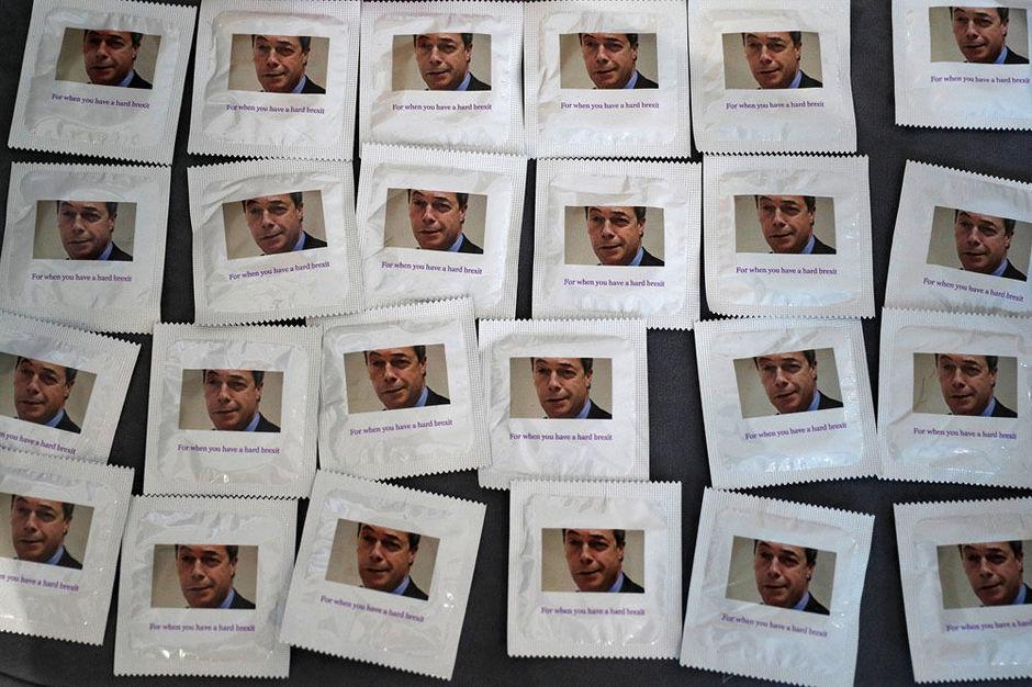 Een hebbeding op de recentste partijbijeenkomst van UKIP: condooms met de beeltenis van Nigel Farage