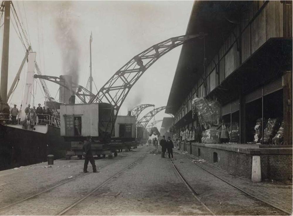 Lossen van ruwe katoen met stoomkranen aan de Voorhaven in Gent, 1908. (Foto Edmond Sacré, Archief Gent)