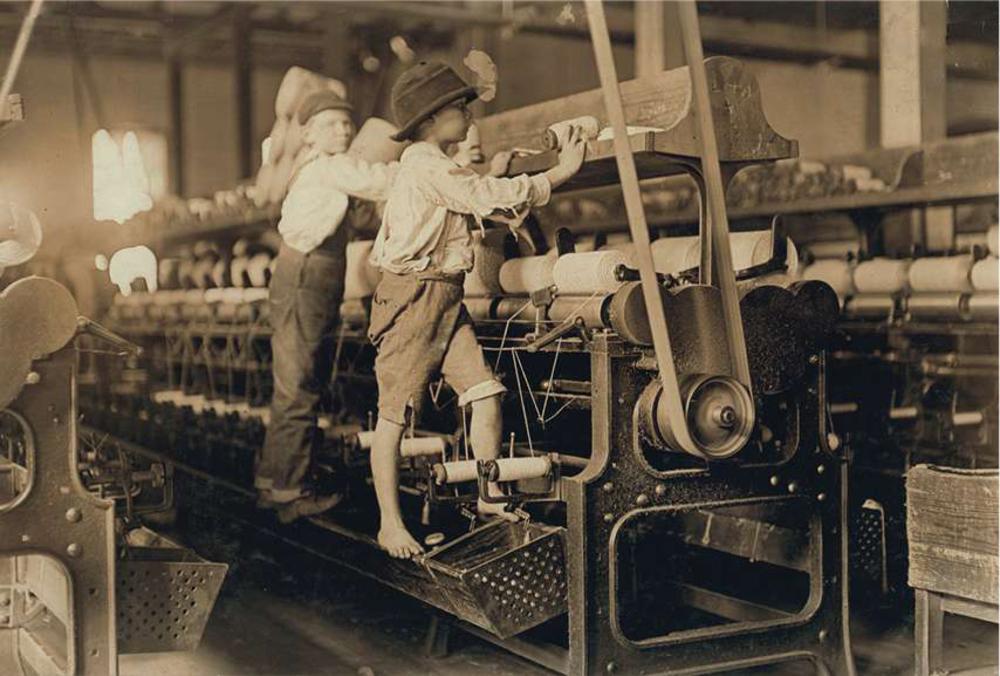 Kinderarbeid in een textielfabriek in Macon, Georgia (VS) in 1909. Foto door Lewis Hine.
