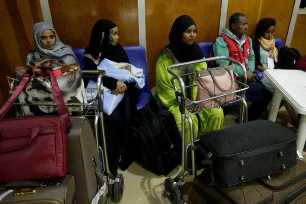 Ethiopische teruggestuurden uit Saoedi-Arabië wachten in de luchthaven van Addis Ababa om terug hun thuisland binnen te mogen, 31 juli 2017