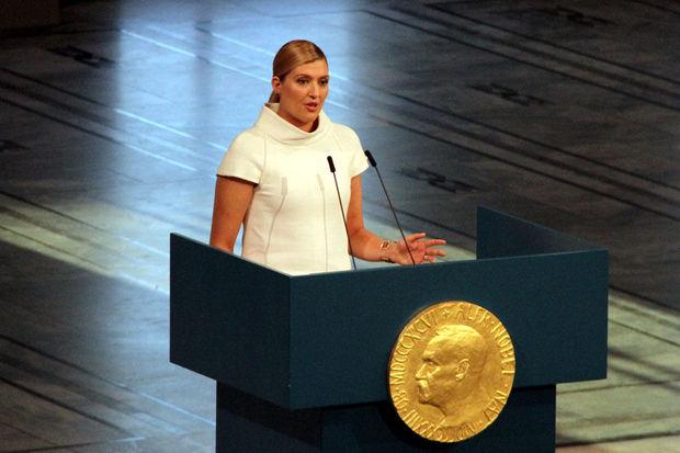 Beatrice Fihn spreekt de Zweedse Academie toe tijdens de Nobelprijsceremonie 