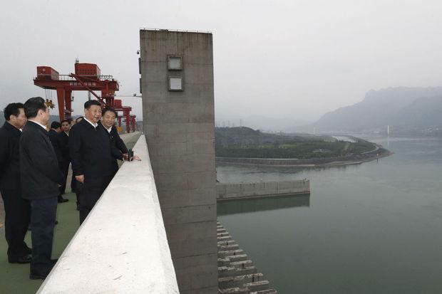 President Xi Jinping inspecteert op 26 april de Drieklovendam, 's werelds grootste waterkrachtcentrale.