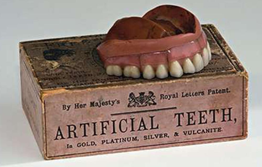 Een gebit van gevulkaniseerd rubber, de toepassing van dit materiaal vanaf 1850 betekende een doorbraak op het gebied van tandprotheses.