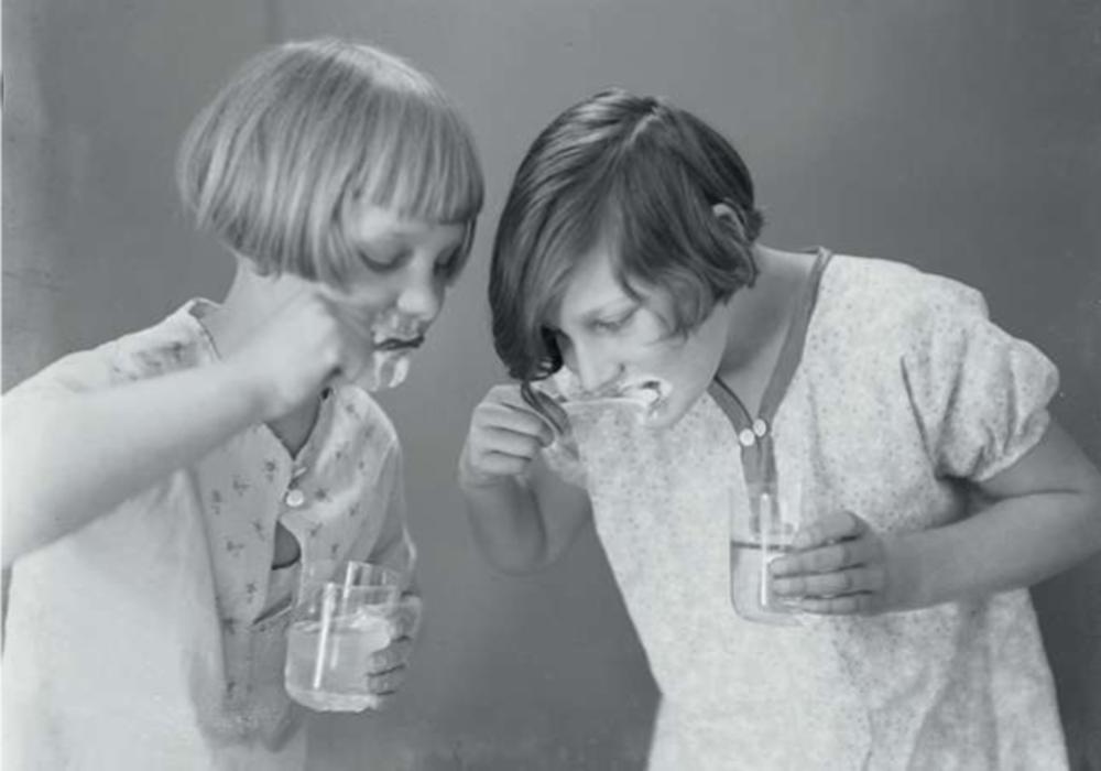 Gave gebitten waren vroeger een zeldzaamheid. Goede tandverzorging zoals bij deze jonge Hollandse meisjes op deze foto uit 1932 was dan ook een uitzondering. (Nationaal Archief, publiek domein)