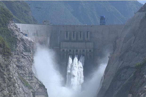 De Jinping-I dam in de provincie Sichuan.
