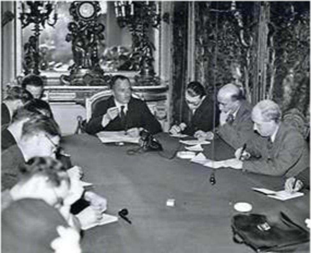 Hendrik de Man als minister van Financiën tijdens een persconferentie, 1937. (Amsab-ISG, Gent)
