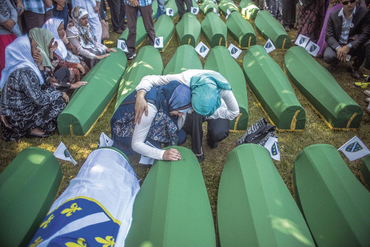 Poto?ari, 11 juli 2015 Familieleden rouwen op de begrafenis van 136 slachtoffers van de genocide, die pas 20 jaar na dato zijn geïdentificeerd.