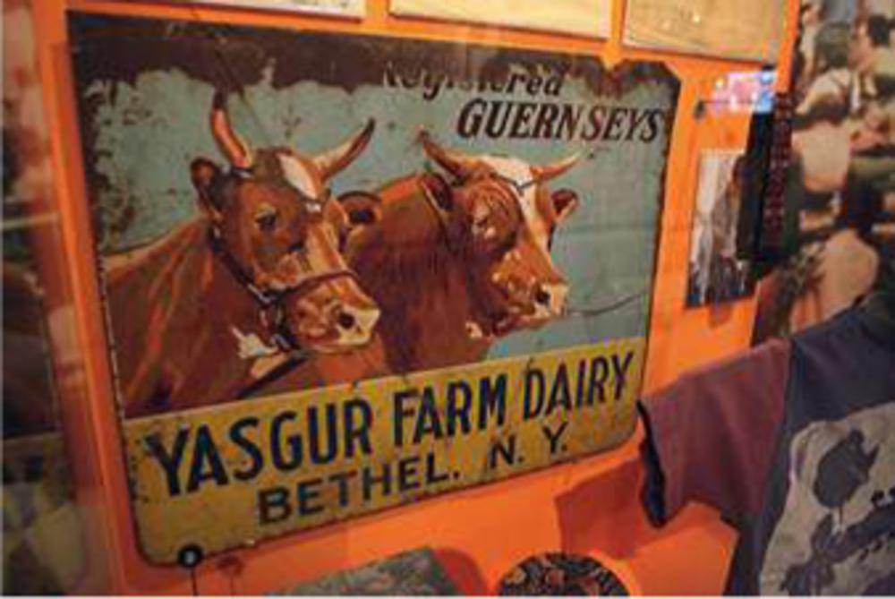 Het muziekfestijn vond plaats op het land van de Yasgur Farm Dairy. Het naambord hangt in de Rock and Roll Hall of Fame in Cleveland, Ohio.