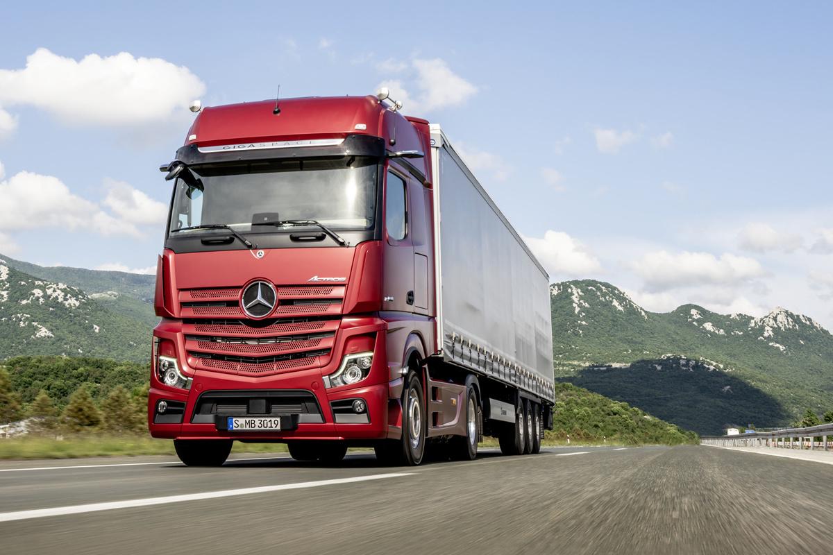 De verkoop van Mercedes Trucks liep met 37 procent terug.