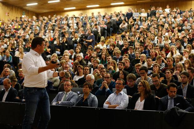 John Crombez tijdens het openingscollege van de faculteit Politieke Wetenschappen aan de Universiteit Gent. 