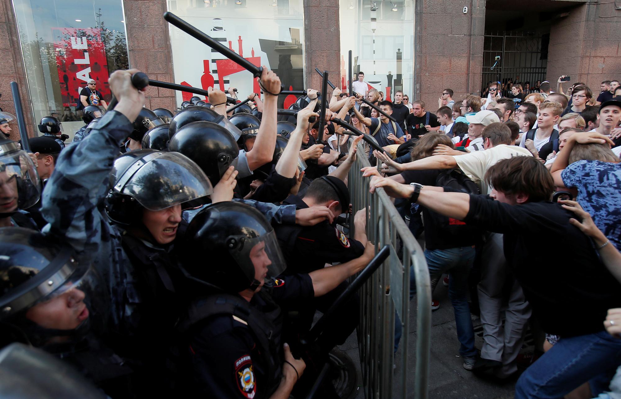 Manifestanten in een confrontatie met de politie in Moskou, 27 juli 2019.