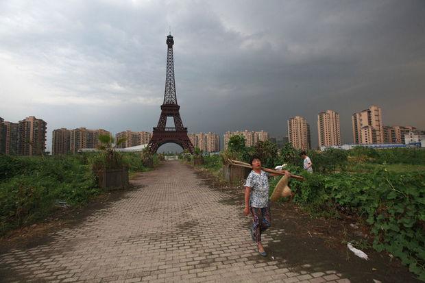 Een replica van de Eiffeltoren in Tianducheng, Hangzhou, Zhejiang, China, 1 augustus 2013.