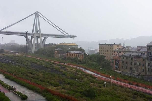 In Genua is een snelwegbrug ingestort