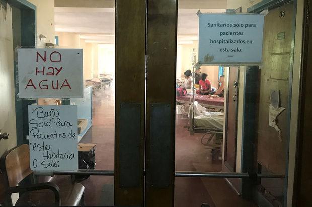 'Er is geen water' valt te lezen in een ziekenhuis in Caracas, Venezuela, 14 augustus 2018.