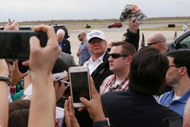 VS-president Donald Trump houdt een camouflagepetje vast bij zijn aankomst voor een bezoek aan de grens met Mexico, McAllen, Texas, 10 januari 2019 