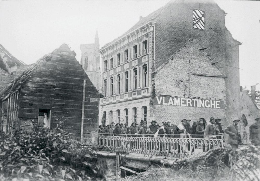 Chinese krachten op weg naar het werk of naar het kamp, in de ruïnes van Vlamertinge.